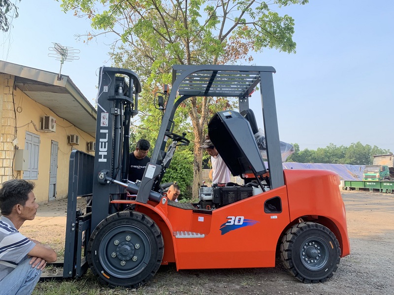 Dịch vụ cho thuê xe nâng hàng, người tại Quảng Trị – Hùng Cường Move